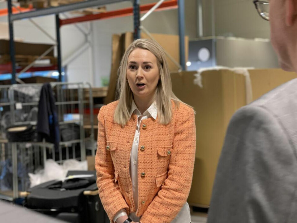 STORFORNØYD. Sanna Mikaelsen, avdelingsleder tekniske hjelpemidler for voksne ved Hepro, tok ordfører Rune Berg og flere andre med på omvisning og informasjonsrunde inne i den nye fabrikken på Rognan. STORFORNØYD. Sanna Mikaelsen, avdelingsleder tekniske hjelpemidler for voksne ved Hepro, tok ordfører Rune Berg og flere andre med på omvisning og informasjonsrunde inne i den nye fabrikken på Rognan. Foto: Helge Simonsen