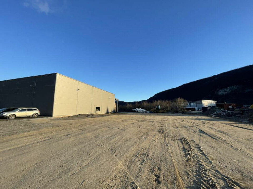 MÅ UTVIDES. Allerede før åpningen er fabrikken blitt for liten. Nå skal det bygges ut 600 kvadratmerer mer på denne plassen. MÅ UTVIDES. Allerede før åpningen er fabrikken blitt for liten. Nå skal det bygges ut 600 kvadratmerer mer på denne plassen. Foto: Helge Simonsen