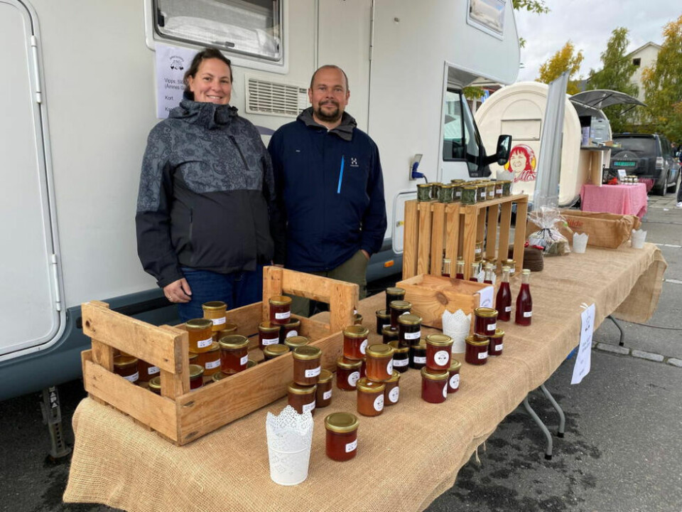 HYGGELIG OVERRASKELSE. Steffi Setvik og Magne Setvik fra Åmnes gård i Meløy deltok på matfestivalen for første gang, og standen ble kåret til festivalens beste. At den var populær, merket de på at de ble utsolgt for ost. HYGGELIG OVERRASKELSE. Steffi Setvik og Magne Setvik fra Åmnes gård i Meløy deltok på matfestivalen for første gang, og standen ble kåret til festivalens beste. At den var populær, merket de på at de ble utsolgt for ost. Foto: Eva S. Winther