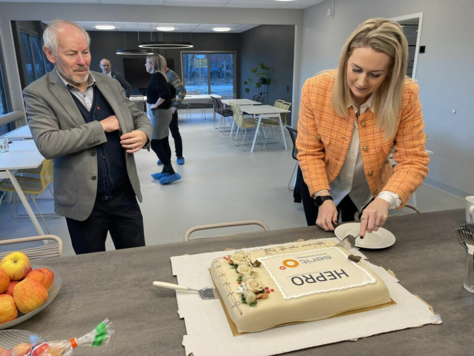 KAKE. Selvsagt blir det kakefeiring når man flytter inn i et slikt flott nytt bygg. Ordfører Rune Berg var klar på at dette er en stor dag for Saltdal. KAKE. Selvsagt blir det kakefeiring når man flytter inn i et slikt flott nytt bygg. Ordfører Rune Berg var klar på at dette er en stor dag for Saltdal. Foto: Helge Simonsen