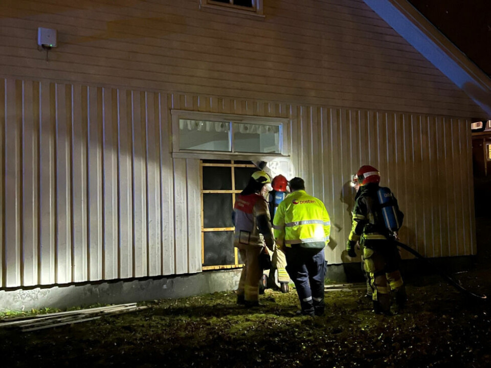 Salten brann sjekker at brannen ikke har spredd seg. Salten brann sjekker at brannen ikke har spredd seg. Foto: Lise Berntzen