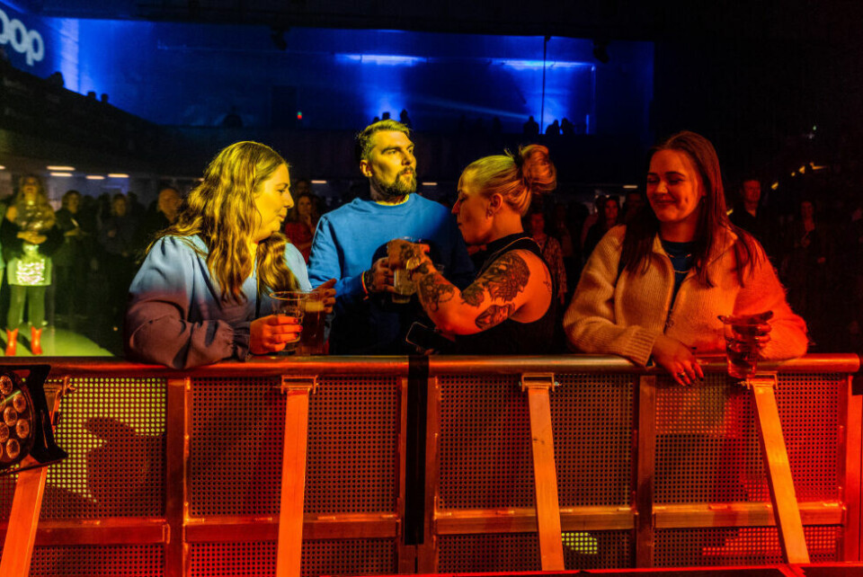 Blåfrost lørdagFolket strømmet til Svømmehallen scene på lørdag