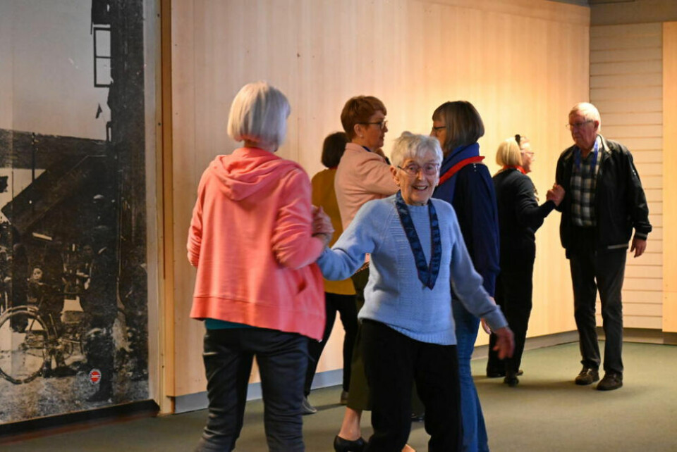 SVINGER SEG. Gerd Kamfjord (90) kjører fra Sørfold for å være med på seniordans på Fauske. SVINGER SEG. Gerd Kamfjord (90) kjører fra Sørfold for å være med på seniordans på Fauske. Foto: Lise Berntzen