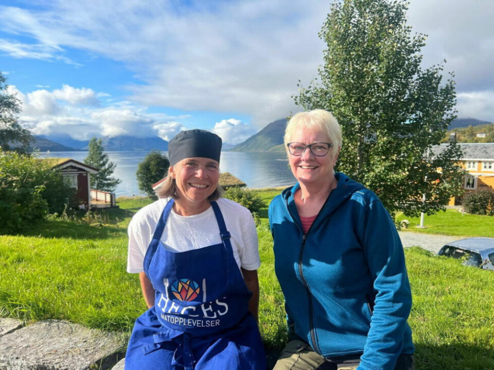 FÅR BESØK. Hege Ruud (t.v.) fra Heges Matopplevelser og Oddbjørg Odden i Strøksnes grendelag og UL Vårsol er med på å sørge for mat og overnatting til Salten regionråd på Strøksnes. FÅR BESØK. Hege Ruud (t.v.) fra Heges Matopplevelser og Oddbjørg Odden i Strøksnes grendelag og UL Vårsol er med på å sørge for mat og overnatting til Salten regionråd på Strøksnes. Foto: Sten Robert Hansen