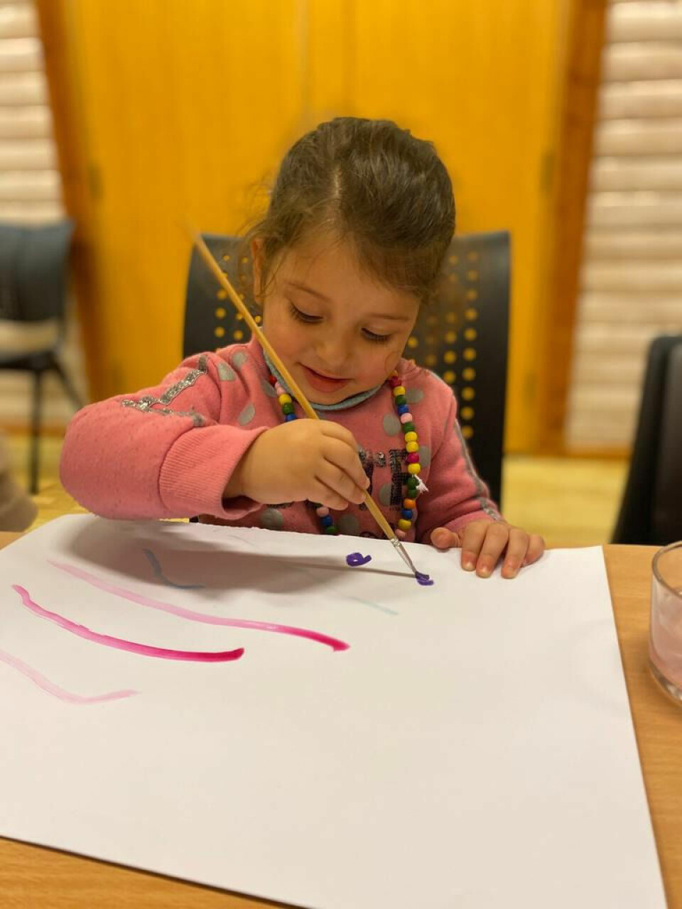 LITEN KUNSTNERSPIRE. Også de minste synes det var gøy å bruke farger. LITEN KUNSTNERSPIRE. Også de minste synes det var gøy å bruke farger.