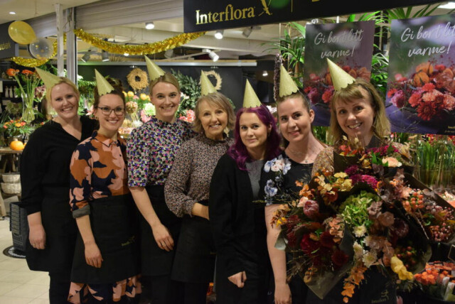 JUBILERER. Spire Blomsterhåndverk feiret 10-årsdag denne uken. Fra venstre Thora Christensen, Eilin Melkersen, Kristine Sjø, Inger Haugberg, Cathrine Johansen, Tonje Andersen og Karina Haugberg. JUBILERER. Spire Blomsterhåndverk feiret 10-årsdag denne uken. Fra venstre Thora Christensen, Eilin Melkersen, Kristine Sjø, Inger Haugberg, Cathrine Johansen, Tonje Andersen og Karina Haugberg. Foto: Foto: Eva S. Winther