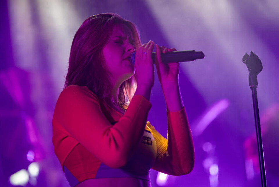 Blåfrost lørdagFolket strømmet til Svømmehallen scene på lørdag