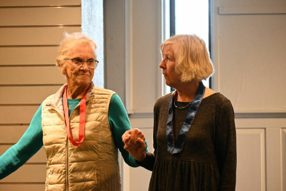 GODT LIKT. Instruktør Jeanette Salhus forklarer trinnene i dansen. Tilbakemeldingen hun får fra de øvrige medlemmene er meget gode. - Hun er ei super dame og et funn for oss, sier dem. GODT LIKT. Instruktør Jeanette Salhus forklarer trinnene i dansen. Tilbakemeldingen hun får fra de øvrige medlemmene er meget gode. - Hun er ei super dame og et funn for oss, sier dem. Foto: Lise Berntzen