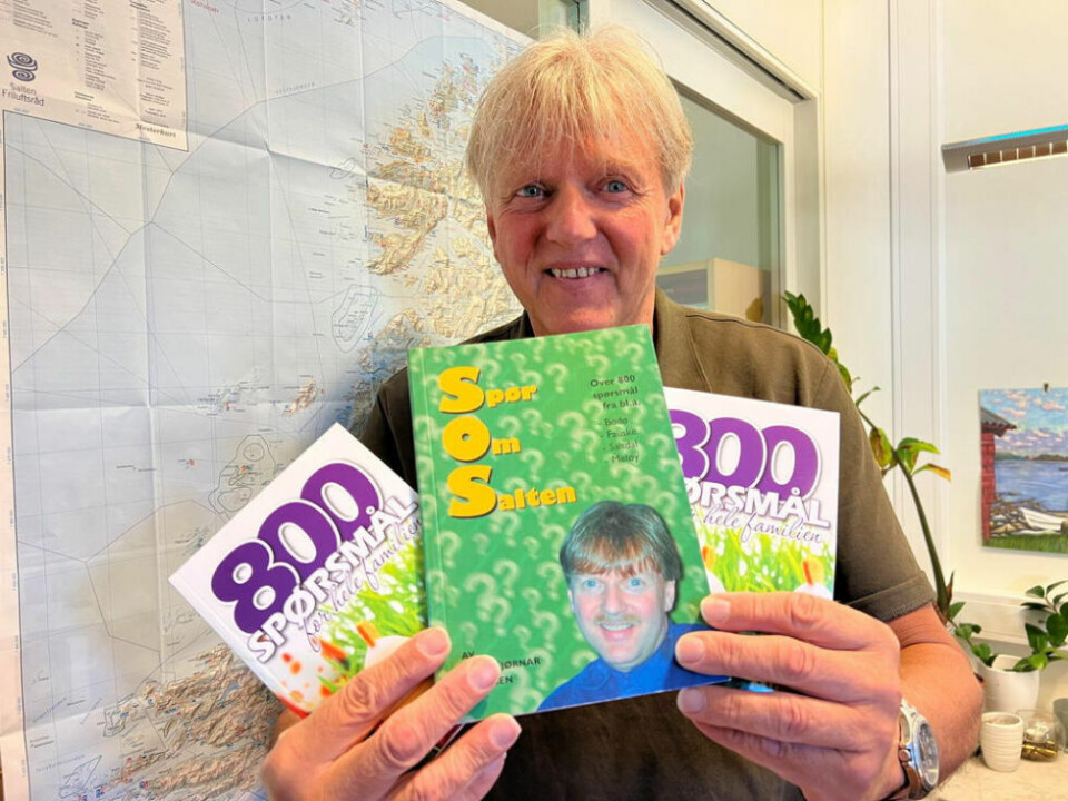 MANGE SPØRSMÅL. I løpet av sin karriere som ”Quiz-konge” har Stig Bjørnar Karlsen (63) gitt ut flere spørrebøker. - I den første boka Spør om Salten er det over 800 quiz spørsmål fra Salten-området, forteller han. MANGE SPØRSMÅL. I løpet av sin karriere som ”Quiz-konge” har Stig Bjørnar Karlsen (63) gitt ut flere spørrebøker. - I den første boka Spør om Salten er det over 800 quiz spørsmål fra Salten-området, forteller han. Foto: Lise Ailin Rosvoll Berntzen