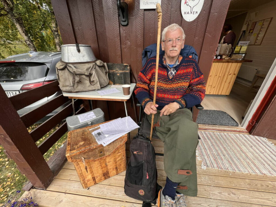 HISTORIE. Knut Saksenvik hadde mye å fortelle om de gamle gjenstandene han hadde med seg. Bærsekken til venstre tilhørte William Fjell, som Knut kjøpte hytte etter på 1950-tallet. HISTORIE. Knut Saksenvik hadde mye å fortelle om de gamle gjenstandene han hadde med seg. Bærsekken til venstre tilhørte William Fjell, som Knut kjøpte hytte etter på 1950-tallet. Foto: Alle foto: Espen Johansen