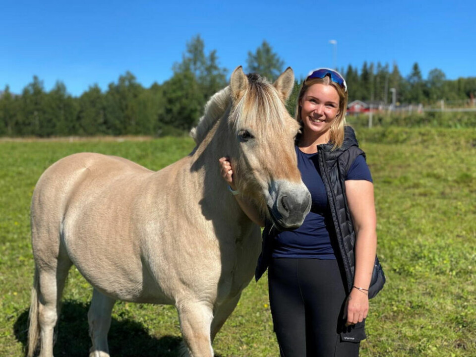 GØY PÅ LANDET. Amanda Hammernes er ny daglig leder hos Hest i Nord ved Stall Elverhøy i Valnesfjord. På søndag åpner de gården for besøkende. GØY PÅ LANDET. Amanda Hammernes er ny daglig leder hos Hest i Nord ved Stall Elverhøy i Valnesfjord. På søndag åpner de gården for besøkende. Foto: Eva S. Winther