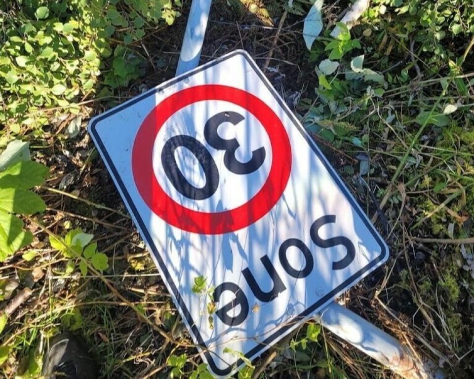 SKILT. Dette trafikkskiltet har fått hard medfart i utforkjøringen. SKILT. Dette trafikkskiltet har fått hard medfart i utforkjøringen. Foto: Politiet