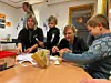 BESØK FRA ANDØYA. Seks år gamle Mats Arntzen (t.h.) og lillebror Peter (5) får hjelp av Laila Dragvik (t.v.) og Anita Grønseth fra Andøya Space Education til å lage egne raketter.
