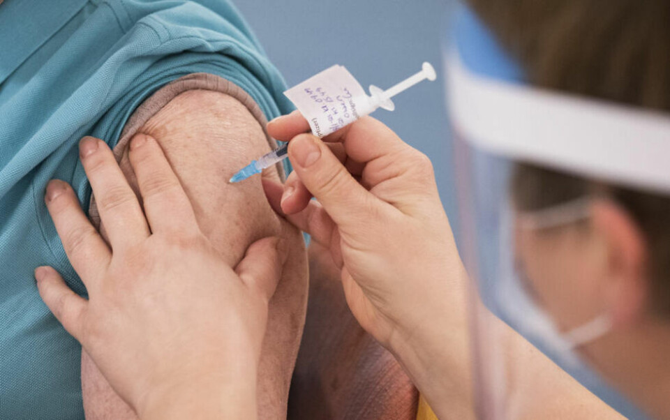 FJERDE DOSE. Alle over 65 år vil få tilbud om en fjerde dose av koronavaksinen i løpet av høsten. Illustrasjonsfoto. FJERDE DOSE. Alle over 65 år vil få tilbud om en fjerde dose av koronavaksinen i løpet av høsten. Illustrasjonsfoto. Foto: Berit Roald / NTB