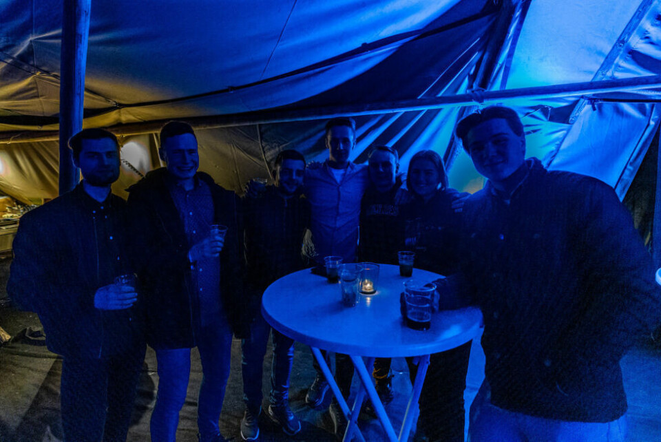 Blåfrost lørdagFolket strømmet til Svømmehallen scene på lørdag