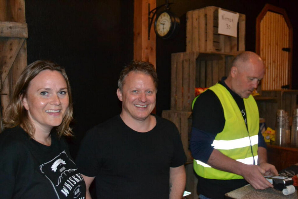 TOPP STEMNING. Tre av fem eiere av 67 North Destillery. (f.v.) Camilla Olsen, Paul Gunnar Jansen og Ole Jonny Engan. De resterende to eierne, Håvard Jansen og Lars Jansen var opptatt med servering da bildet ble tatt.HYGGET SEG. Yvonne Løvgavlen (41) storkoste seg på festivalen. - Det er så mye positiv energi her, sier hun.KANONBAND. Blues Express leverte, som alltid, varene under «Whiskey on The Rocks».ÅPNET DET HELE. OBQ Groove Experience var første band på scenen i teltet til festivalen «Whiskey On The Rocks» under Rognandagan. Bandet satte standard for resten av kvelden. TOPP STEMNING. Tre av fem eiere av 67 North Destillery. (f.v.) Camilla Olsen, Paul Gunnar Jansen og Ole Jonny Engan. De resterende to eierne, Håvard Jansen og Lars Jansen var opptatt med servering da bildet ble tatt.