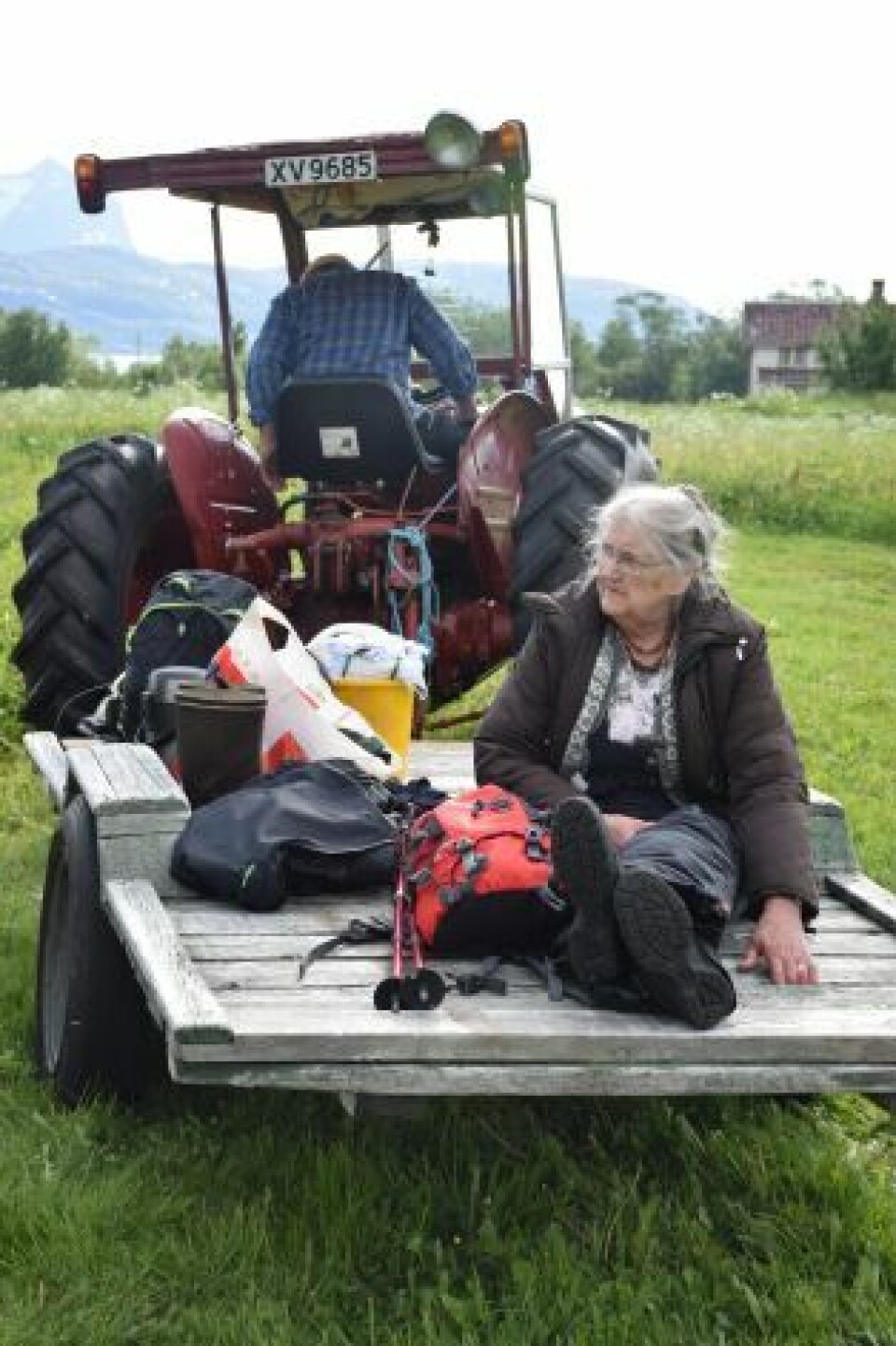 Ho Maja så seg ikke 'førrbalt' selv om helsa skrantet. Her får hun skyss fra havna og opp til Rørstad kirke sommeren 2017. Ho Maja så seg ikke 'førrbalt' selv om helsa skrantet. Her får hun skyss fra havna og opp til Rørstad kirke sommeren 2017. Foto: Eva S. Winther