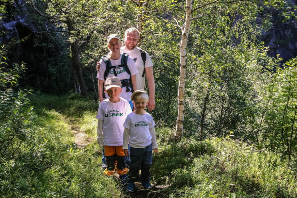 UT PÅ TUR. Som vi ser er det ingen problemer med rekrutteringen til Team Osbak. - Æ heite Oskar og æ e to år og ska gå Fjellveimarsjen, kom det fra den kvikke toåringen. Broren bak er fire år og heter Hans Olav og foreldrene er Kristine og Hans Olav Christian Fjærvoll. Seniorene Elin og Hans Olav Fjærvoll er tippoldeforeldre til smårollingene. UT PÅ TUR. Som vi ser er det ingen problemer med rekrutteringen til Team Osbak. - Æ heite Oskar og æ e to år og ska gå Fjellveimarsjen, kom det fra den kvikke toåringen. Broren bak er fire år og heter Hans Olav og foreldrene er Kristine og Hans Olav Christian Fjærvoll. Seniorene Elin og Hans Olav Fjærvoll er tippoldeforeldre til smårollingene. Foto: Cato A. Hultmann