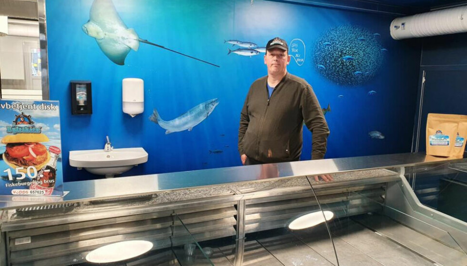 TOMT. På grunn av manglende råvarer er disken tom og butikken må utsette åpningen. TOMT. På grunn av manglende råvarer er disken tom og butikken må utsette åpningen. Foto: Øyvind Finnevolden