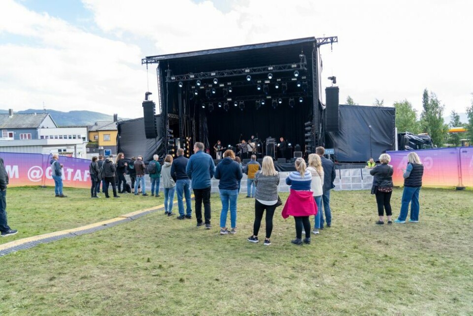 FØRSTE BAND. Det var flere som var kommet til parken for å se Teknisk Etat kick-off dag to av Gata. FØRSTE BAND. Det var flere som var kommet til parken for å se Teknisk Etat kick-off dag to av Gata. Foto: Anita Sjåvik