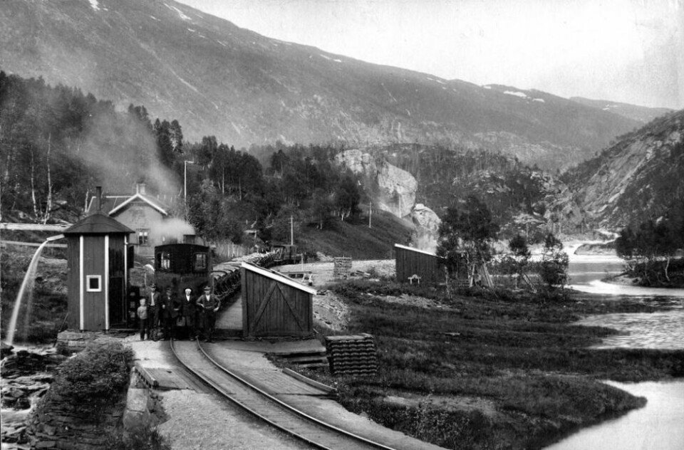 POSTKORT. Dette postkortet har motiv fra vannstasjonen på tur mellom Finneid og Sulitjelma. I dag finnes fortsatt litt rester av vannpåfyllingen for damplokomotivene i bruk fra 1891 til 1967. POSTKORT. Dette postkortet har motiv fra vannstasjonen på tur mellom Finneid og Sulitjelma. I dag finnes fortsatt litt rester av vannpåfyllingen for damplokomotivene i bruk fra 1891 til 1967. Foto: Sulitjelma historielag