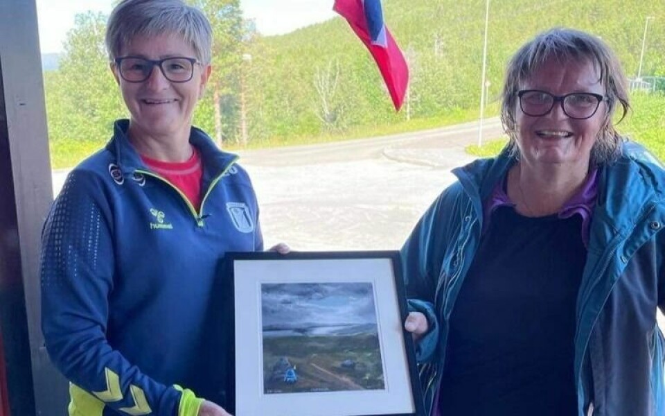 PREMIE. Anita Helgesen overrekker den flotte premien for å ha gjennomført samtlige marsjer til Øydis Åsjord. PREMIE. Anita Helgesen overrekker den flotte premien for å ha gjennomført samtlige marsjer til Øydis Åsjord. Foto: Lene Strøm