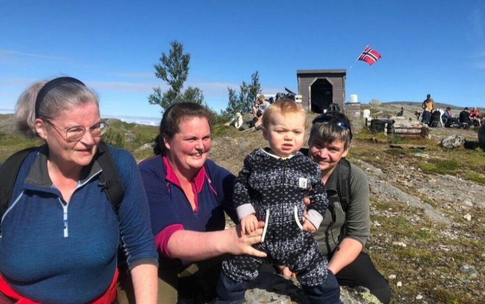 Årets sist ankomne deltakere vra Thor Windstad-Engan (10 mnd), Simon Engan, Elisabeth Windstad og Tove Windstad, som er bestemor til Thor. Årets sist ankomne deltakere vra Thor Windstad-Engan (10 mnd), Simon Engan, Elisabeth Windstad og Tove Windstad, som er bestemor til Thor. Foto: Lene Strøm