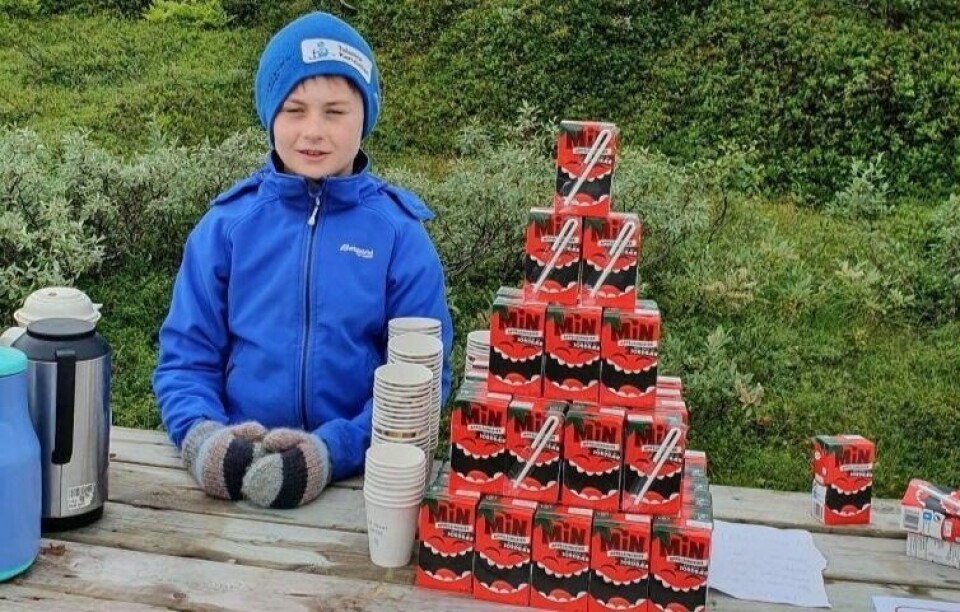 Joakim P.Strøm var også i år med og hjalp til på toppen, og har lagt sin flid i å få en innbydende juice- kreasjon. Joakim P.Strøm var også i år med og hjalp til på toppen, og har lagt sin flid i å få en innbydende juice- kreasjon. Foto: Lene Strøm