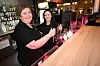 LOKALE KREFTER. Daglig leder Wanja Blind og ansatt Benedicte Kristensen fra Tørst`N bar på Rognan er å se i baren på flystripa fredag 5.august. Foto: Kenneth Strømsvåg