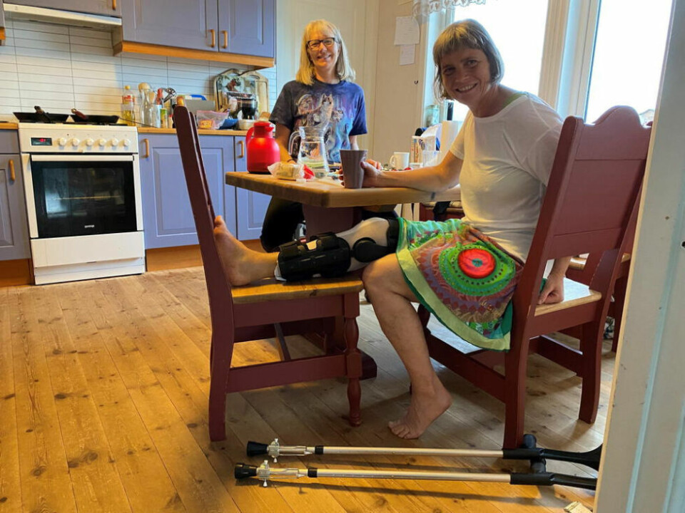 PÅ PAUSE. Den mobile kokken Hege Ruud (t.h.) er satt ut av spill etter at hun brakk foten. Nå får hun god hjelp av venninnen Marianne Haugen fra Sofiemyr. PÅ PAUSE. Den mobile kokken Hege Ruud (t.h.) er satt ut av spill etter at hun brakk foten. Nå får hun god hjelp av venninnen Marianne Haugen fra Sofiemyr. Foto: Eva S. Winther