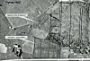 SÅ SPOR. Flyfotoet fra 1962 viser vekstsporene som de ville undersøke nærmere. De svarte firkantene viser hvor nyere bebyggelse er. Foto: Privat