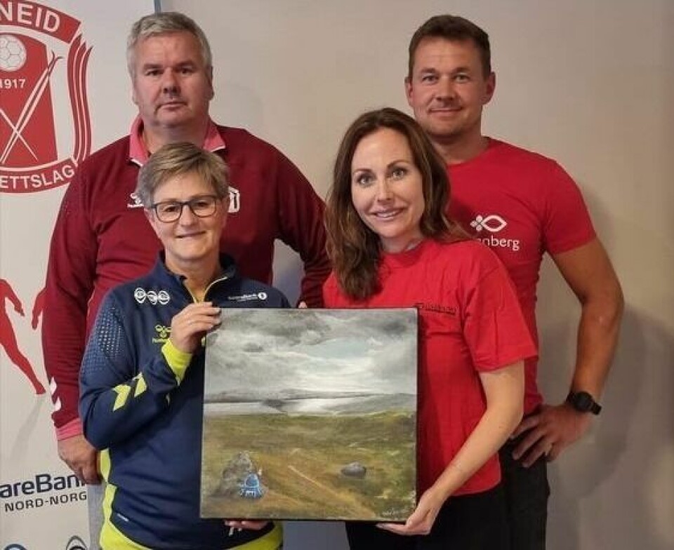 Stolt komite etter å ha mottatt originalen på den flotte 30 års premien. Maleriet henger nå på klubbhuset, og maleriet ble sponset og malt av Anita Jacobsen. Bak strå Anders Gaustad og Bpård Lyng Olsen. Foran er Anita Helgesen og Lene Strøm. Stolt komite etter å ha mottatt originalen på den flotte 30 års premien. Maleriet henger nå på klubbhuset, og maleriet ble sponset og malt av Anita Jacobsen. Bak strå Anders Gaustad og Bpård Lyng Olsen. Foran er Anita Helgesen og Lene Strøm. Foto: Lene Strøm