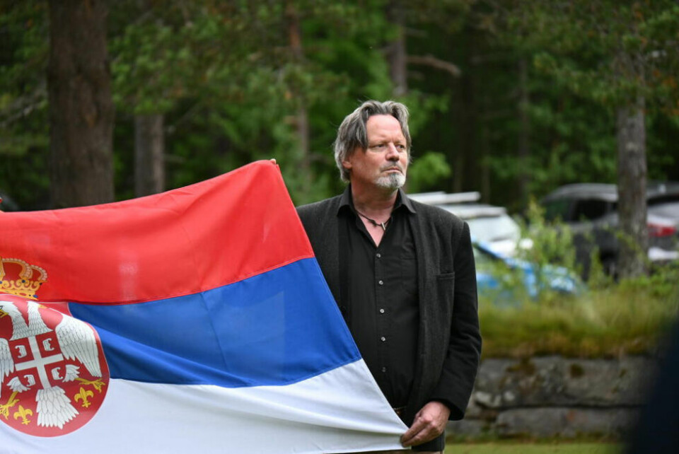 HØYTIDELIG. Konservator Ronald Nystad-Rusaanes med Serbias flagg under kransenedleggelsen på den jugoslaviske krigskirkegården. HØYTIDELIG. Konservator Ronald Nystad-Rusaanes med Serbias flagg under kransenedleggelsen på den jugoslaviske krigskirkegården. Foto: Lise Berntzen