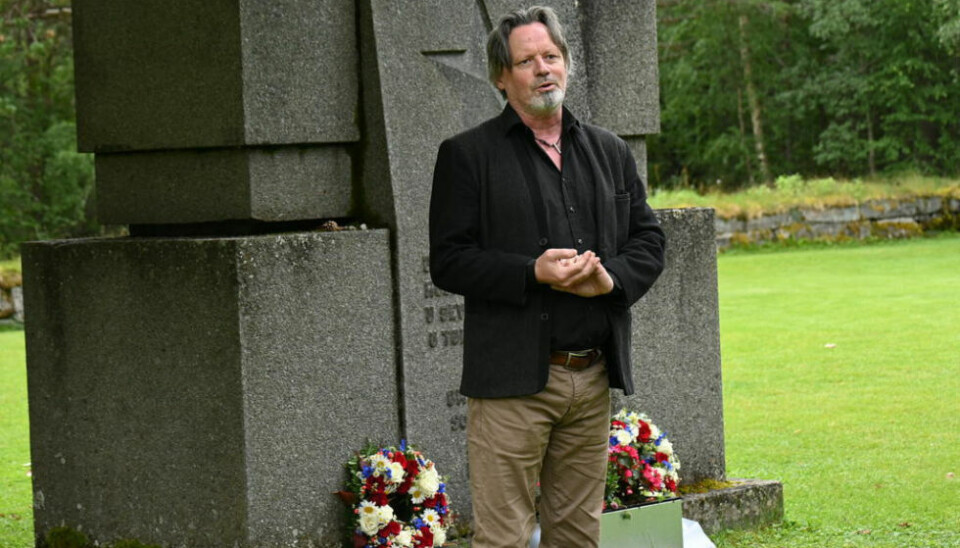 TAKKET FOR OPPMØTE. Konservator ved Blodveimuseet Ronald Nystad-Rusaanes foran minnesmerket på den jugoslaviske gravplassen på krigskirkegården i Botn. TAKKET FOR OPPMØTE. Konservator ved Blodveimuseet Ronald Nystad-Rusaanes foran minnesmerket på den jugoslaviske gravplassen på krigskirkegården i Botn. Foto: Lise Berntzen