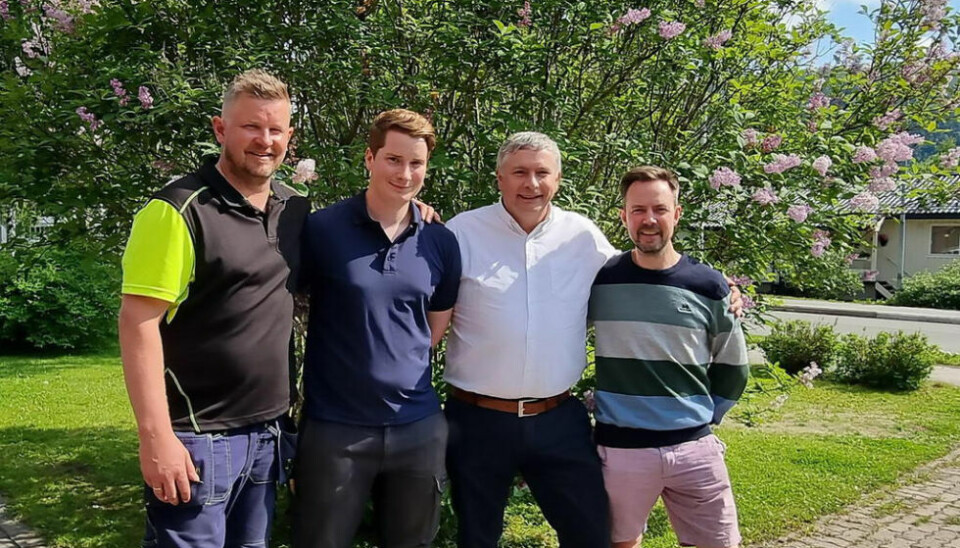 DRAGEFOSSEN FOSSER FREM. (f.v.) Montør og verneombud Glen-Erik Storsletten, montør Askild Mikaelsen Jerstad, administrerende direktør Truls Paulsen og prosjektleder Trond Richard Bjørnli kan smile bredt etter at den nye rammeavtalen med Arva AS ble signert. DRAGEFOSSEN FOSSER FREM. (f.v.) Montør og verneombud Glen-Erik Storsletten, montør Askild Mikaelsen Jerstad, administrerende direktør Truls Paulsen og prosjektleder Trond Richard Bjørnli kan smile bredt etter at den nye rammeavtalen med Arva AS ble signert. Foto: Dragefossen AS