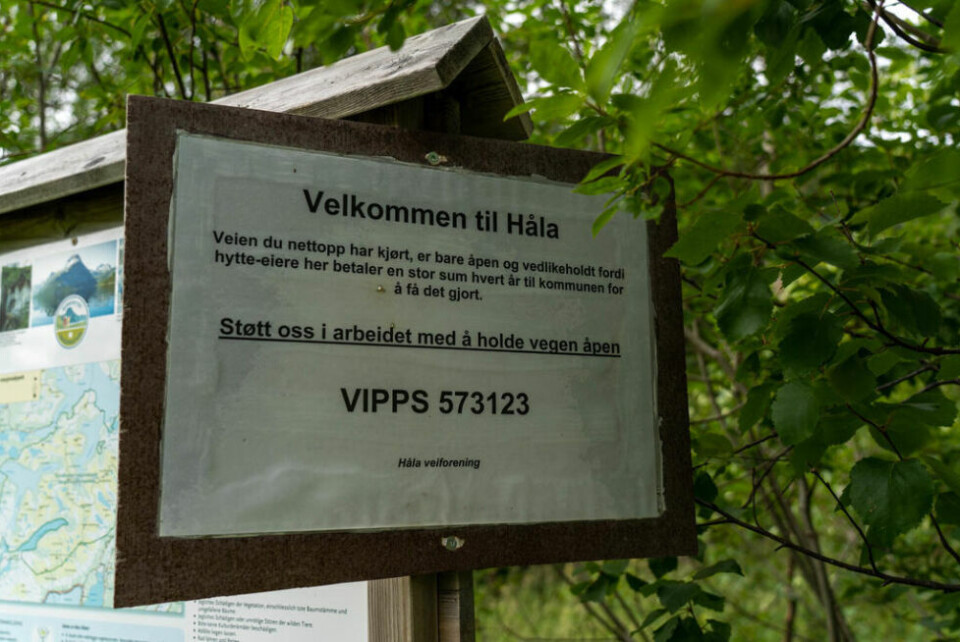 VELKOMMEN. Veiforeningen i Håla ønsker de som bruker veien velkommen, men tar gjerne i mot støtte. VELKOMMEN. Veiforeningen i Håla ønsker de som bruker veien velkommen, men tar gjerne i mot støtte. Foto: Anita Sjåvik