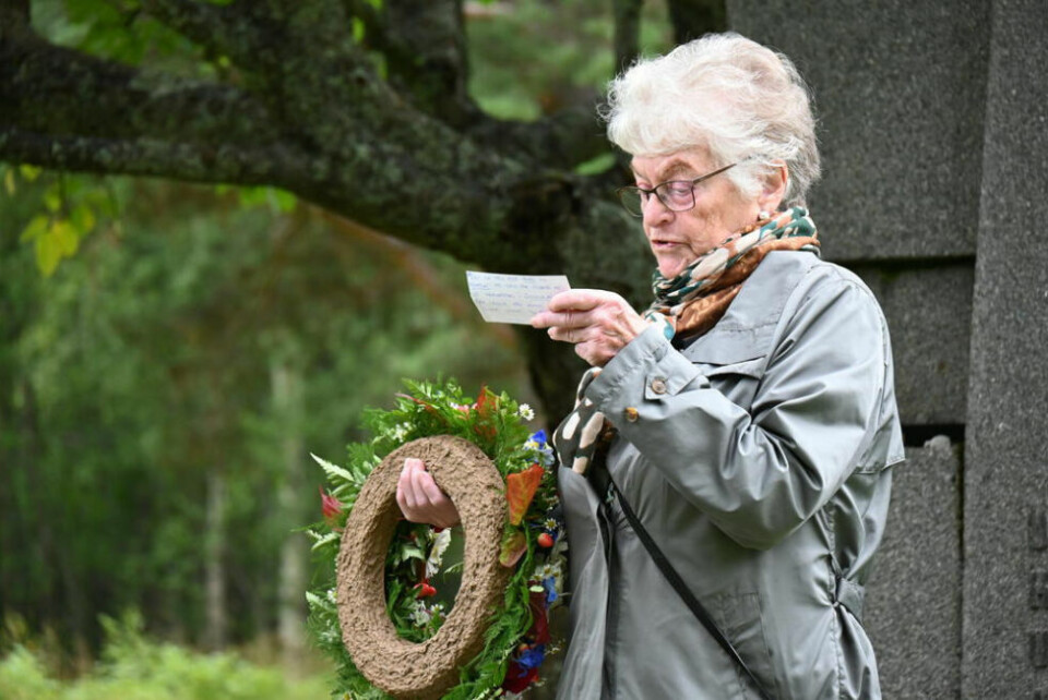 - VI MÅ ALDRI GLEMME. Tidsvitne Magnhild Martinussen holdt en rørende og kort tale under kransenedleggelsen ved den jugoslaviske gravplassen på krigskirkegården i Botn. Også hun minnet de oppmøtte om hvor viktig det er at historien om det som skjedde i Botn aldri må glemmes. - VI MÅ ALDRI GLEMME. Tidsvitne Magnhild Martinussen holdt en rørende og kort tale under kransenedleggelsen ved den jugoslaviske gravplassen på krigskirkegården i Botn. Også hun minnet de oppmøtte om hvor viktig det er at historien om det som skjedde i Botn aldri må glemmes. Foto: Lise Berntzen