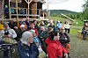 SPENNENDE FOREDRAG. Mange trosset det noe kjølige været ved Arctic Cabins i Vestvatn, for få med seg foredraget av Arnstein Brekke «Hva vet vi om den samiske bosetting i Misværmarka».