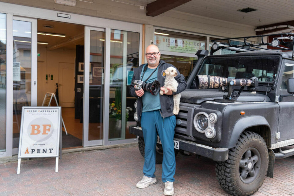 FOTOGEN. Bjørn Fridtjofsen poserer med noe av sitt kamerautstyr og hunden Maya. FOTOGEN. Bjørn Fridtjofsen poserer med noe av sitt kamerautstyr og hunden Maya. Foto: Anita Sjåvik
