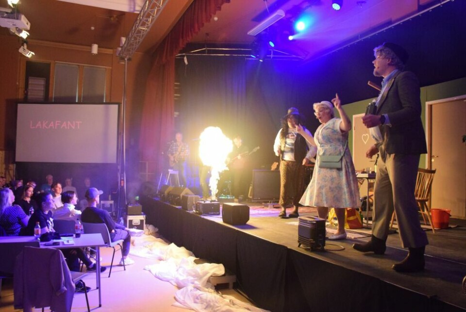 Lakafant bød på en artig og underholdende jubileumsforestilling i helga. Her er både bandet og revyskuespillerne på scenen. Lakafant bød på en artig og underholdende jubileumsforestilling i helga. Her er både bandet og revyskuespillerne på scenen. Foto: Eva S. Winther