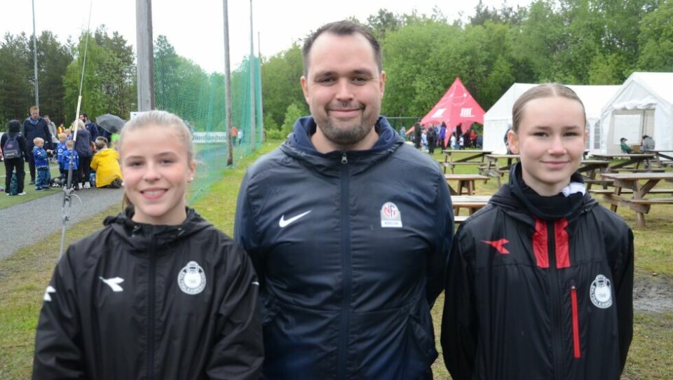 Jenny Henriette Storsletten og Thila Mikaelsen-Bjørnli er blant de som i kraft av å være dommere forhåpentlig skal sørge for god avvikling av massevis av fotballkamper i årene framover. Her sammen med dommeransvarlig i Saltdalkameratene, Joar Albrigtsen. Jenny Henriette Storsletten og Thila Mikaelsen-Bjørnli er blant de som i kraft av å være dommere forhåpentlig skal sørge for god avvikling av massevis av fotballkamper i årene framover. Her sammen med dommeransvarlig i Saltdalkameratene, Joar Albrigtsen. Foto: Espen Johansen