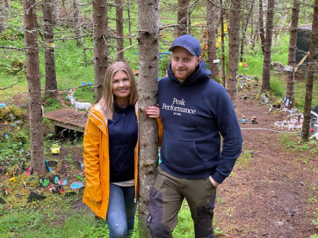 ARTIG PROSJEKT. Straumenparet Hege Didriksen og Lars Thomas Larsen bruker mye tid på Artigskogen, som får besøk fra hele landet og utlandet. - Vi bruker sikkert 14 hele dager til å sette ut alt, sier hun. ARTIG PROSJEKT. Straumenparet Hege Didriksen og Lars Thomas Larsen bruker mye tid på Artigskogen, som får besøk fra hele landet og utlandet. - Vi bruker sikkert 14 hele dager til å sette ut alt, sier hun. Foto: Eva S. Winther