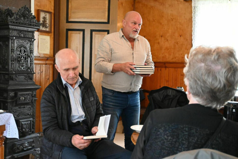 HADDE MED SEG GAVE. Lokalhistoriker Ulf Bakke sitter med enormt mye kunnskap om Botnleirens mørke historie. Med seg hadde han boken ”Til Norge for å dø” skrevet av Knut Flovik Thoresen med personlig hilsen fra forfatteren til tidsvitnene Tore Bentsen og Magnhild Martinussen. HADDE MED SEG GAVE. Lokalhistoriker Ulf Bakke sitter med enormt mye kunnskap om Botnleirens mørke historie. Med seg hadde han boken ”Til Norge for å dø” skrevet av Knut Flovik Thoresen med personlig hilsen fra forfatteren til tidsvitnene Tore Bentsen og Magnhild Martinussen. Foto: Lise Berntzen