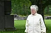 TIDSVITNE. Magnhild Martinussen (85) husker spesielt godt at hun forsøkte å gi mat til fangene, og en av gangene stakk en vakt bajonetten i brystkassa hennes. - Fangene strømmet til, og jeg tror nesten at de ville hjulpet meg om han hadde gjort noe mer enn å true. Foto: Lise Berntzen