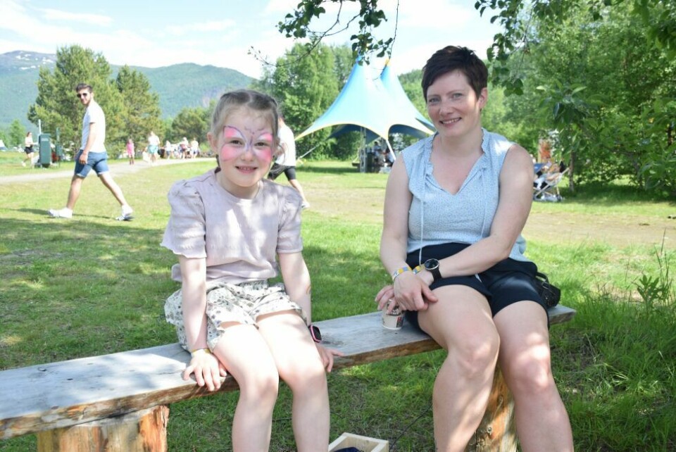 Ea Emilie (7) og Synnøve Vassbotn fra Rognan storkoste seg på Sommerblå-festivalen. Ea Emilie (7) og Synnøve Vassbotn fra Rognan storkoste seg på Sommerblå-festivalen. Foto: Eva S. Winther