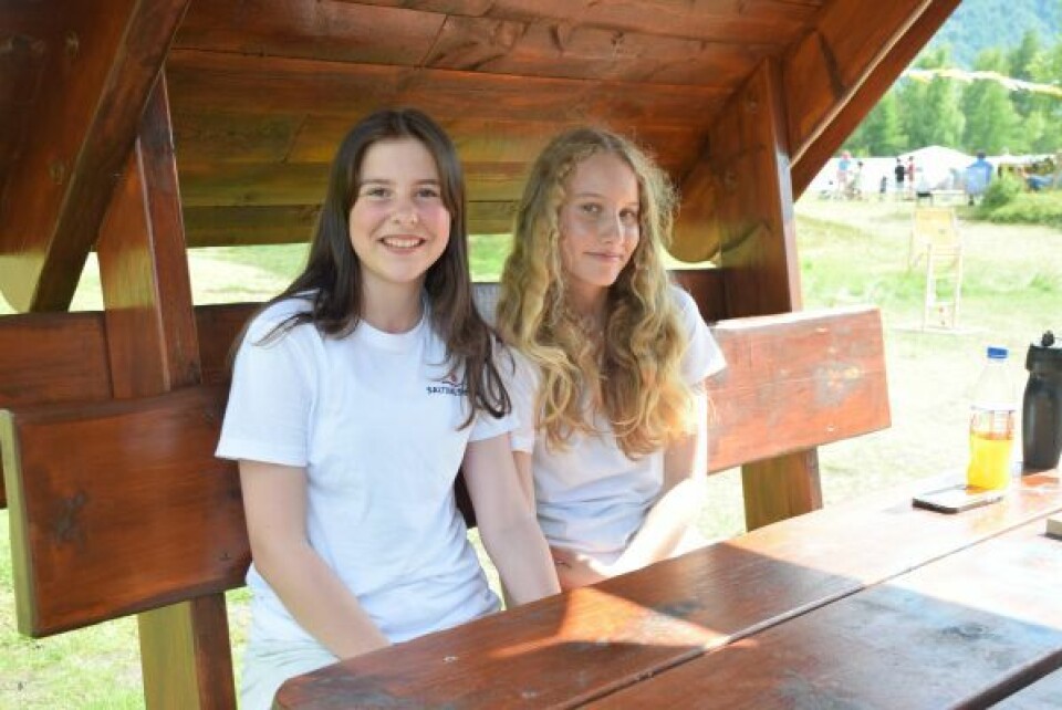 Emilie Viborg Kulseth (14) og Kathrine Emilie Pettersen (13) fra Rognan var med som frivillige. Emilie Viborg Kulseth (14) og Kathrine Emilie Pettersen (13) fra Rognan var med som frivillige. Foto: Eva S. Winther