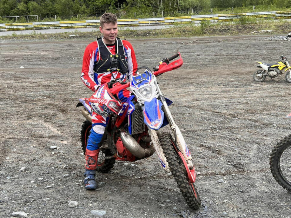 BEGGE DELER. Her er Martn Eilertsen ferdig med enduro-økta i skogen og klar for motocross på banen i Dråvika. BEGGE DELER. Her er Martn Eilertsen ferdig med enduro-økta i skogen og klar for motocross på banen i Dråvika. Foto: Espen Johansen