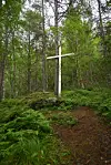 BLODKORS. Det er reist et kors til minne om plassen der de mange fangene ble brutalt henrettet i Botn fangeleir. Foto: Foto: Lise Berntzen