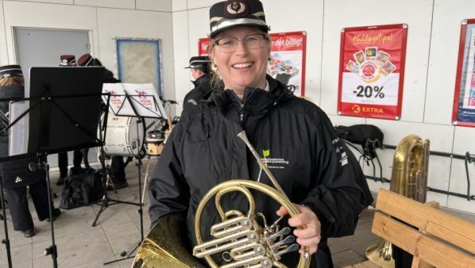 Line Grongstad Jensen fra Stokmarknes musikkforening sier at regn er noe korpsfolk er vant til, og ikke som som plager dem nevneverdig. Hun så fram til en flott lørdag med flere spillinger både inne og ute på Fauske. Line Grongstad Jensen fra Stokmarknes musikkforening sier at regn er noe korpsfolk er vant til, og ikke som som plager dem nevneverdig. Hun så fram til en flott lørdag med flere spillinger både inne og ute på Fauske. Foto: Espen Johansen