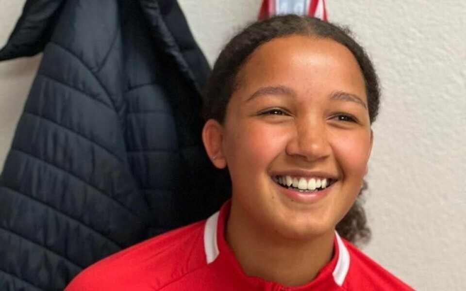 KAKE. Trener Pudde hadde fikset kake for å markere Nadia sitt første fotballår. - Den ble spist etter kampen og smakte av seier, sier Nadia fornøyd. KAKE. Trener Pudde hadde fikset kake for å markere Nadia sitt første fotballår. - Den ble spist etter kampen og smakte av seier, sier Nadia fornøyd. Foto: FKSK